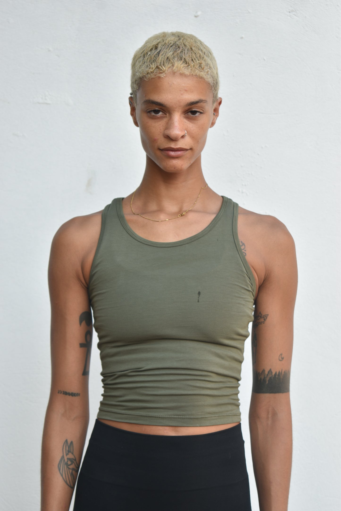 SHARKFIT CROPTOP IN OLIVE GREEN