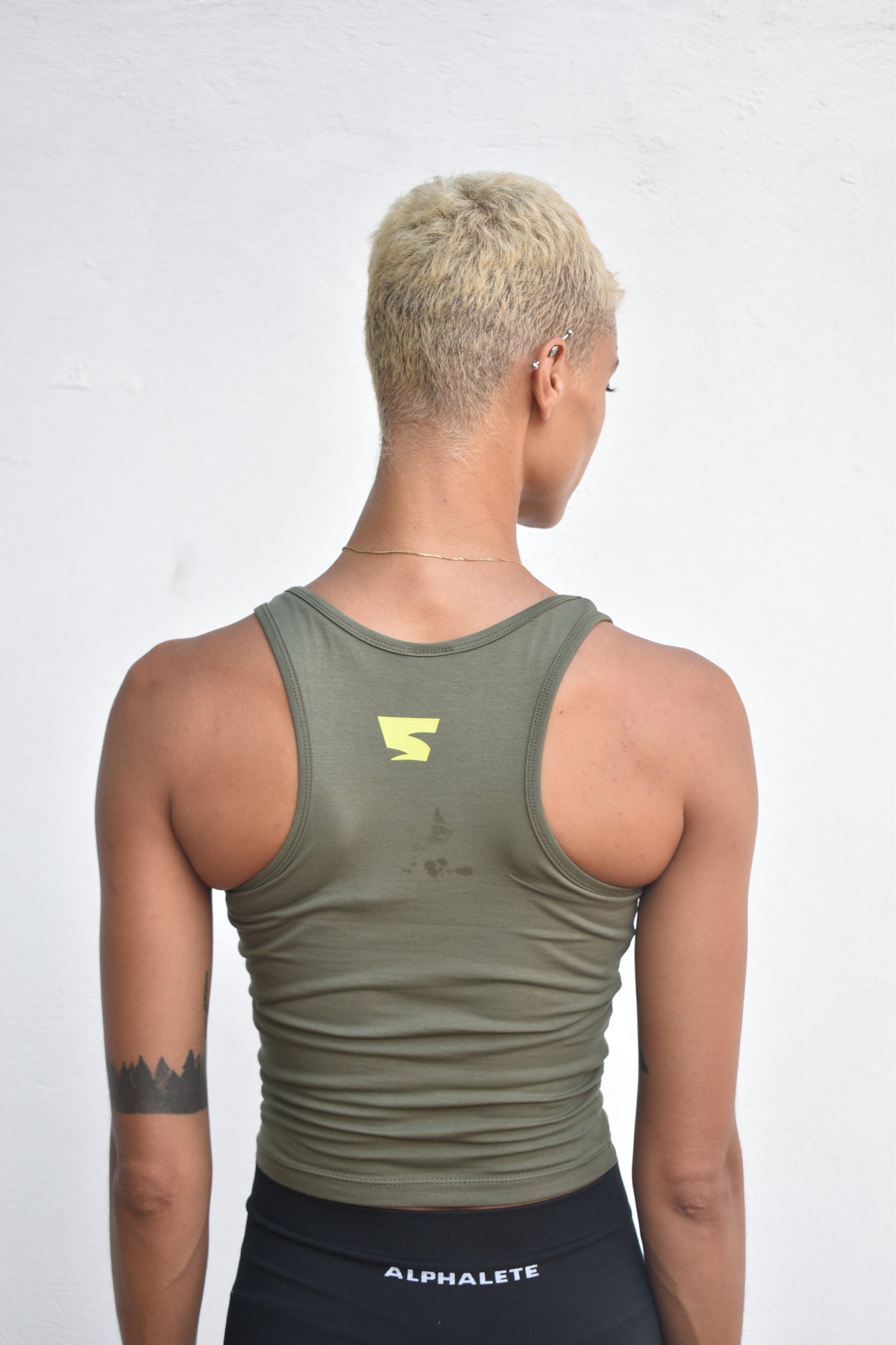 SHARKFIT CROPTOP IN OLIVE GREEN